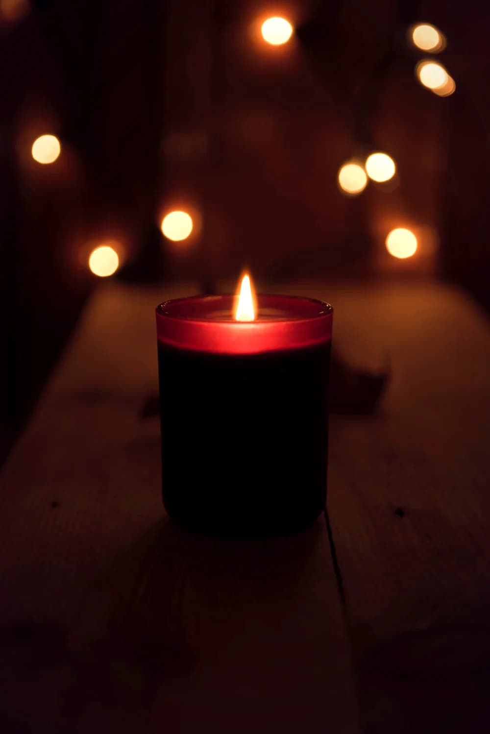 Lumânare aprinsă, cu lumină caldă