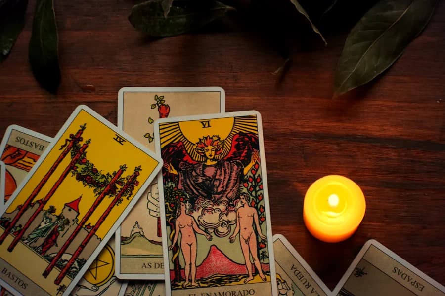 Cărți de tarot și o lumânare, pentru ghicit